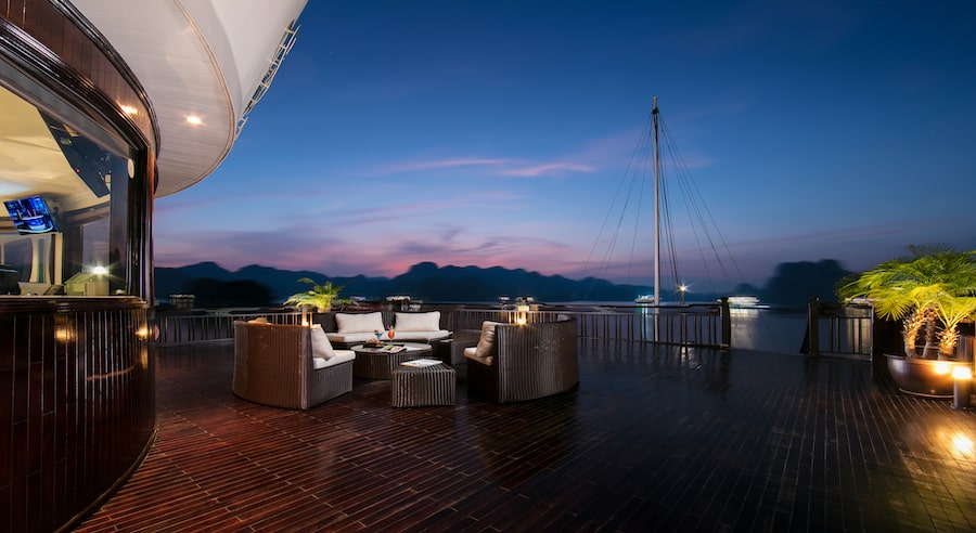 Bar-service-Regal-Cruise-(1)