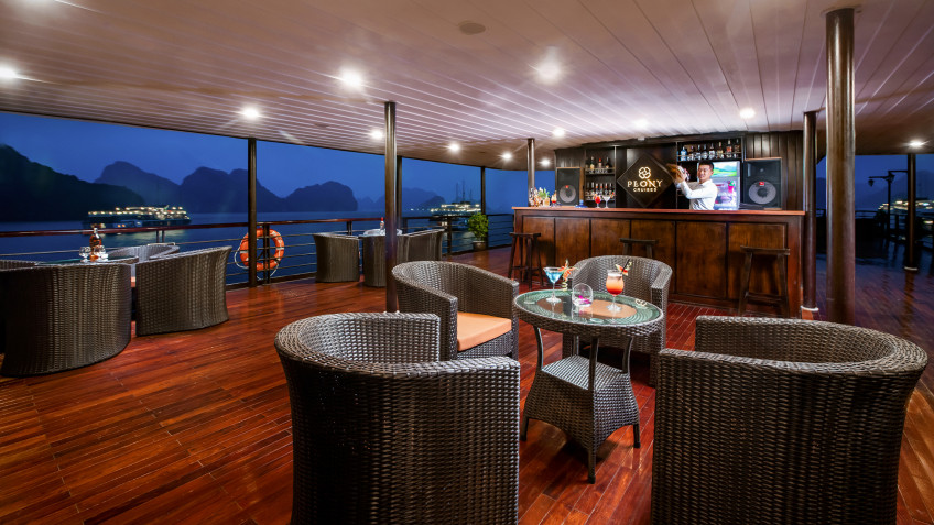 enjoy-drink-in-sundeck-bar-640e91f3e0ff0