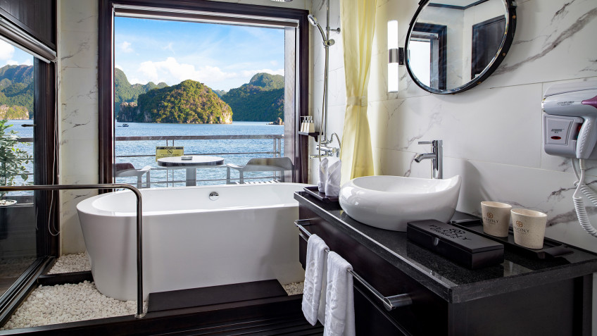 huge-and-spotless-bathtub-640e9b4da5060