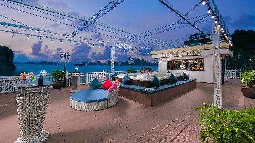 jacuzzi-pool-near-bars-on-sundeck-643cafcb9783f