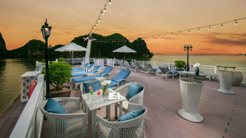 large-seating-space-on-sundeck-643cafcddc037
