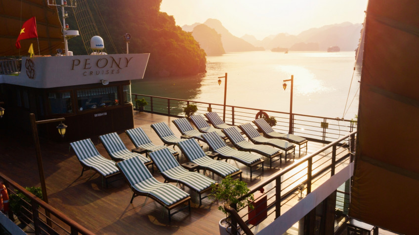 relax-on-comfy-sunbeds-659bb9b7d926d