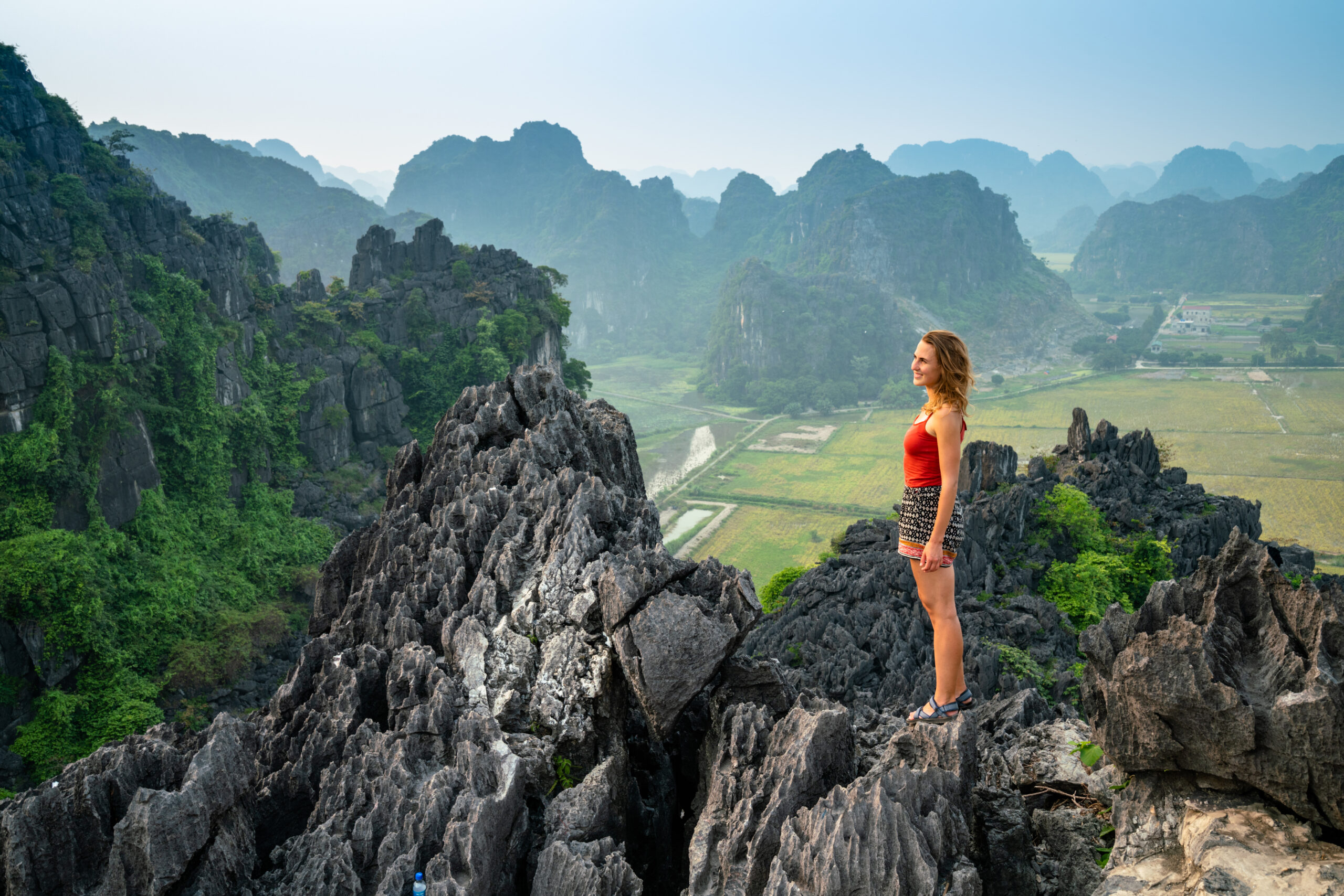 woman-edge-mountain